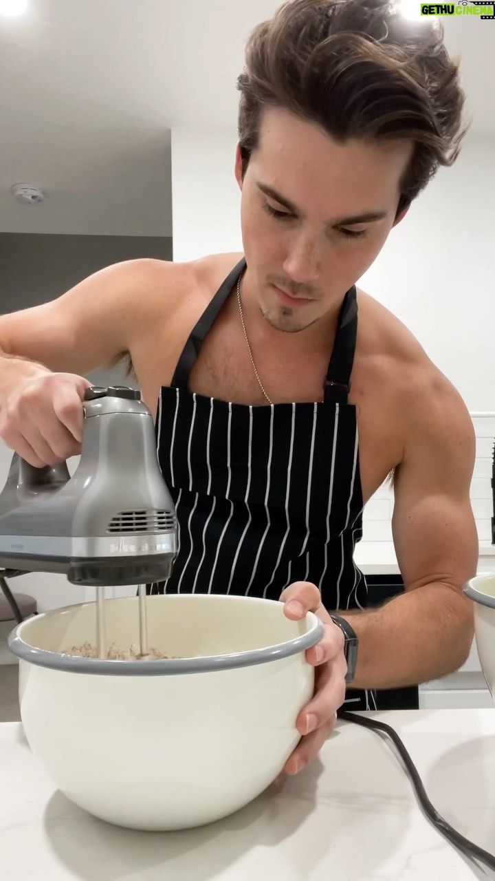 Jeremy Shada - 93.8K Likes - @carolynnshada needed my help baking cookies for a bachelorette partyā¦howād I do ladies? ššŖ