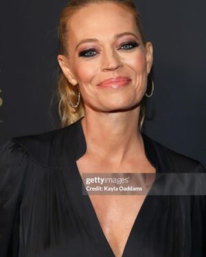 Jeri Ryan Instagram - It was an honor to be part of last night’s @peabodyawards with so many of my Trek family. ❤️🖖🏼
Star Trek was presented with the Institutional Award!
