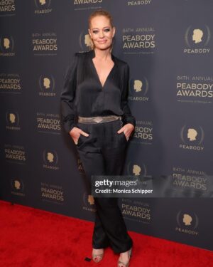 Jeri Ryan Instagram - It was an honor to be part of last night’s @peabodyawards with so many of my Trek family. ❤️🖖🏼
Star Trek was presented with the Institutional Award!