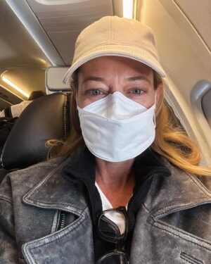 Jeri Ryan Instagram - 2 cities in 3 weeks for 2 different jobs… 🤪 So much fun being back on SETS and getting to play again! But incredibly happy to be heading HOME! ❤️