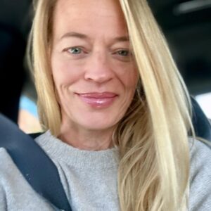 Jeri Ryan Instagram - Heading out of town for WORK (my first job since the strike!) It’ll be strange but beautiful to step on a set again… ❤️ #actorslife ✈️