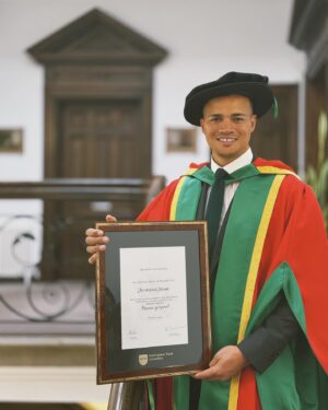 Jermaine Jenas Instagram - Feeling very proud to have received an honorary degree this morning from my city. Thank you @nottinghamtrentuni for making me a Doctor of Sport 🙏🏽