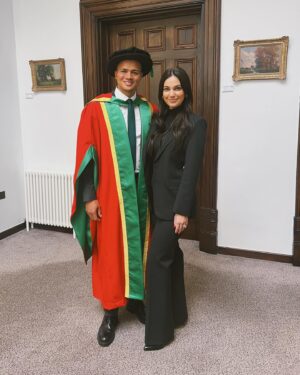Jermaine Jenas Instagram - Feeling very proud to have received an honorary degree this morning from my city. Thank you @nottinghamtrentuni for making me a Doctor of Sport 🙏🏽