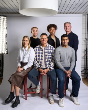 Jermaine Jenas Instagram - Buzzing to be part of the new Formula E Broadcast team🏎️⚡🙌🏽

Along with these legends @nickishields @iamradzi @billymongerracing @davidcoulthardf1 & @karunchandhok. Cannot wait for the start of the season. Join us in Mexico on @tntsports January 13th. Let’s GO.