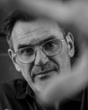 Jérôme Bertin Instagram - - Black & White - 
Je crois que c’est possiblement ma photo préférée du shooting! 
Et vous, la 1 ou la 2 ? 

#blackandwhitephotos #jeromebertin #pblvofficiel #comedi #comedien #acteurfrançais #photographefrance #freelancephotographers #freelancephotography #agencephoto