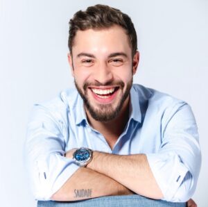 Jérôme Bertin Instagram - Marwan, martien
Ma seule consolation, c’est de croire que tu as retrouvé Bilal. Toute autre pensée m’arrache le coeur. Toutes me ramènent à tes parents, tes si délicieux, si doux, si gentils, si généreux parents. Martine et Mourad, je voudrais vous soulager, ne serait-ce que d’une partie de votre chagrin sans fond. Je voudrais aussi vous remercier d’avoir donné tout cet amour à vos fils. Je n’en ai connu qu’un. Mais à chaque fois que je suis avec lui, en vrai, au téléphone, ou par la pensée mon coeur s’ouvre, tellement il incarne l’amour, la joie, la vie. Il est toujours là, à m’inspirer, secrètement. Je sais que demain, quand je vais retrouver l’équipe et les plateaux de PBLV, tu seras là, en nous tous. Tu es l’unanimité. Tout le monde t’aime, continue de t’aimer. J’ai la chanson de Nougaro dans la tête « Marcia martienne » : 
«  Une chose que tu sais pas
Je t’aime encore
Oui, j’t’aime encore
Plus fort quand tu n’es pas là
Quand tu n’es pas là, tu es partout là
Là là là là et puis là et ici »
Jamais je n’aurais cru que ces mots me viendraient en pensant à toi. Aujourd’hui ils s’imposent à moi. Je t’entends te foutre de moi à pleine gorge si tu me lis. Qu’est-ce que j’aime quand tu te fous de ma gueule ! J’entends toujours cet amour inconditionnel que tu as pour les autres quand tu ris, quand tu parles, quand tu charries. Marwan, je refuse ton absence. Alors je continue de te parler, dans ma tête ou à voix haute quand je suis seul. Saudade… Je te garde, Marwan. Je t’aime.