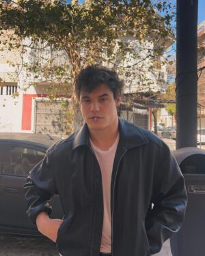 Jerónimo Bosia Instagram - “Digamos que campera de Cuero opaco”

No me moví un centímetro de donde estoy por qué en realidad no hay tal cosa como moverse, moverse, avanzar, progresar, son ilusiones para satisfacerse la necesidad de movimiento etc etc etc …