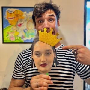 Jerónimo Bosia Instagram - hoy es el cumple de mi extension femenina del genoma humano, mi querida hermana y compañera de viajes, diálogos, y experiencias. De más chicos éramos como bart y lisa, y nos peleábamos todo el tiempo por que en la Infancia hay un juego de ocupar la atención de los padres y una cierta rivalidad sin sentido (igual siempre dejé en claro que SOLO YO PUEDO MOLESTAR A MI HERMANA LOS DE AFUERA SON BOLETA🫵🏻), pero hoy que ya somos gente grande, uno entiende desde otra perspectiva el valor de la hermandad y la familia. ¡Que seas muy feliz y que nada  ni nadie apague tu luz ! @verabosia 🥂👸