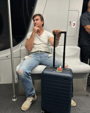 Jerry O'Connell Instagram - RAW-DOGGING UPDATE:  Head feels clear but flight was pretty boring.  Talked a little to the guy next to me and that helped.  Still Raw-Dogging on airport shuttle.  Can't wait to get my phone in a charger.