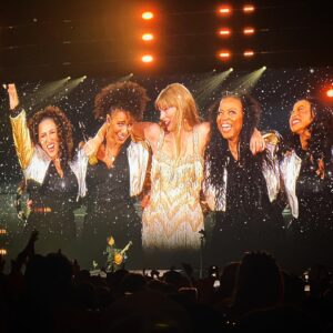 Jeslyn Gorman Instagram - Last night was absolutely surreal. ✨
Feeling incredibly blessed that I get to do this… with these rays of light. 💗
I’ll gladly stay in this lavender haze. ☁️