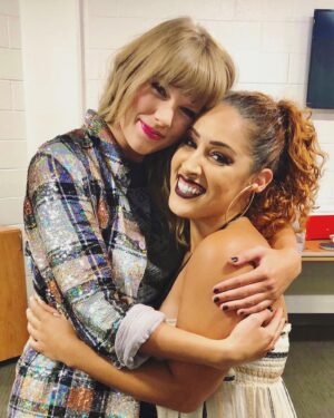 Jeslyn Gorman Instagram - Your golden year, backwards! And beautifully GOLDEN you are, my friend. 💛🤗
T ~ there many many words that describe you, but the ones that come to mind are thoughtful, courageous, imaginative, wise, hopeful, and perseverant. What a force you are! ..In your career, as a friend, and just as a human being. You are the host of hosts, the queen at making people feel special, and often think of others before yourself.. a reflection of how big your heart is. Wish we could toast “to you” like we normally do... but cheers from afar, my friend! 🥂 Praying for no champagne problems, just a gold rush (bc that’s my JAM!) and lots of beautiful moments of pure connection and joy this next year of your life. Happy 31st Birthday, Taylor! @taylorswift Miss you 😘🎈