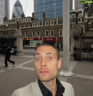 Jesper Rönndahl Instagram - Åh kommer ni ihåg när jag var i London med @josefinitoz och jag hade varit vaken nästan ett dygn och hon fick ragg med en lågstadielärare så jag skulle åka till hotellet själv men bestämde mig för att springa dit istället trots att det låg på andra sidan stan men så glömde jag att jag har gott självförtroende men pissdåligt lokalsinne så jag sprang åt helt fel håll och hamnade i the City fast vi bodde i Shepherd’s Bush och jag vet fortfarande inte hur jag kom hem? Nu  tar vi en sån helg hörni