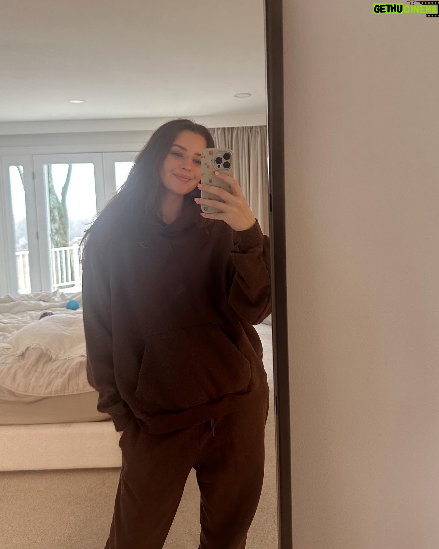 Jess Conte - 328.2K Likes - finally getting around to posting a little first trimester photo recap 🤭 (although truly most of my first trimester was laying down🥴)
1: right after we found out! the day after our wedding anniversary 🥰
2: a big win for me was going on a FL vacation & to disney world while i was still pretty nauseous 🥴 so glad we did though, we all had the best time!!
3: just trying to survive the nausea by constantly eating 🤪🍓🍞🧀
4: soaking up this season with my kaia 🫶🏼
5: anything on my belly got pretty uncomfy straight away (definitely showed sooner this time around!) so I stuck to sweatpants every day 😂
6: celebrating besties who are having a baby just a few weeks ahead of us!! 😍