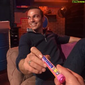 Jess Molho Instagram - @senmakastiyatro turnesinin 5.gününde Antalya oyunu öncesi rol arkadaşım enerjimin düştüğü bi anda “al bakalım #bendensana deyip” üzerinde dünyanın tüm renkleri sende yazan bi’ Mentos YOU ikram etti...Benim için çok leziz bir sürpriz oldu😉