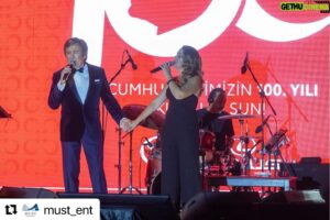 Jess Molho Instagram - #Repost @must_ent with @use.repost
・・・
Toyota 2023 Bayi Toplantısı ve 100. Yıl Cumhuriyet Balosu Jess Molho'nun sunumu ve Erol Evgin'in şarkılarıyla coşkuyla kutlandı, eşsiz bir geceden...🇹🇷 

@jessmolhoofficial
@erolevginofficial
@toyota_turkiye
@ondokuz_org
#MustEntertainment #MustEnt 
#Konser #Organizasyon #Prodüksiyon 
#Toyota #CumhuriyetBalosu #BayiToplantısı #JessMolho #ErolEvgin #OndokuzOrganizasyon
