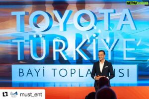 Jess Molho Instagram - #Repost @must_ent with @use.repost
・・・
Toyota 2023 Bayi Toplantısı ve 100. Yıl Cumhuriyet Balosu Jess Molho'nun sunumu ve Erol Evgin'in şarkılarıyla coşkuyla kutlandı, eşsiz bir geceden...🇹🇷 

@jessmolhoofficial
@erolevginofficial
@toyota_turkiye
@ondokuz_org
#MustEntertainment #MustEnt 
#Konser #Organizasyon #Prodüksiyon 
#Toyota #CumhuriyetBalosu #BayiToplantısı #JessMolho #ErolEvgin #OndokuzOrganizasyon
