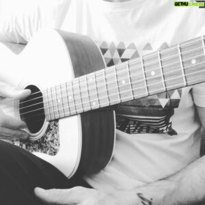 Jess Molho Instagram - 🎸 #gitar #gitarist #guild #akustik #akustikgitar #karantina #dost #fingerstyleguitar #evdekal #evdekaltürkiye
