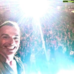 Jess Molho Instagram - @vodafonetr Tüm aile yaklaşık 3000 kişi dün #onevodafone2022 de buluştuk…harikaydı…teşekkürler @must_ent