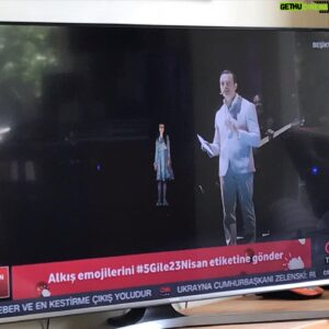 Jess Molho Instagram - Hangisi hologram acaba? @niltakipte mi ben mi? @vodafonetr @must_ent #5gile23nisan #23nisanulusalegemenlikveçocukbayramı