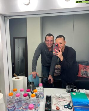 Jess Molho Instagram - Baba kız buluştuk 😊 #sihirliannem @jenniferboynerr #yavuz #toprak