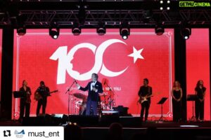 Jess Molho Instagram - #Repost @must_ent with @use.repost
・・・
Toyota 2023 Bayi Toplantısı ve 100. Yıl Cumhuriyet Balosu Jess Molho'nun sunumu ve Erol Evgin'in şarkılarıyla coşkuyla kutlandı, eşsiz bir geceden...🇹🇷 

@jessmolhoofficial
@erolevginofficial
@toyota_turkiye
@ondokuz_org
#MustEntertainment #MustEnt 
#Konser #Organizasyon #Prodüksiyon 
#Toyota #CumhuriyetBalosu #BayiToplantısı #JessMolho #ErolEvgin #OndokuzOrganizasyon
