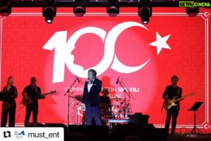 Jess Molho Instagram - #Repost @must_ent with @use.repost
・・・
Toyota 2023 Bayi Toplantısı ve 100. Yıl Cumhuriyet Balosu Jess Molho'nun sunumu ve Erol Evgin'in şarkılarıyla coşkuyla kutlandı, eşsiz bir geceden...🇹🇷 

@jessmolhoofficial
@erolevginofficial
@toyota_turkiye
@ondokuz_org
#MustEntertainment #MustEnt 
#Konser #Organizasyon #Prodüksiyon 
#Toyota #CumhuriyetBalosu #BayiToplantısı #JessMolho #ErolEvgin #OndokuzOrganizasyon