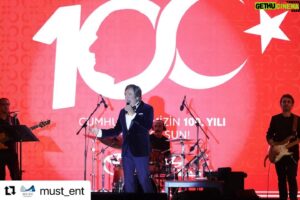 Jess Molho Instagram - #Repost @must_ent with @use.repost
・・・
Toyota 2023 Bayi Toplantısı ve 100. Yıl Cumhuriyet Balosu Jess Molho'nun sunumu ve Erol Evgin'in şarkılarıyla coşkuyla kutlandı, eşsiz bir geceden...🇹🇷 

@jessmolhoofficial
@erolevginofficial
@toyota_turkiye
@ondokuz_org
#MustEntertainment #MustEnt 
#Konser #Organizasyon #Prodüksiyon 
#Toyota #CumhuriyetBalosu #BayiToplantısı #JessMolho #ErolEvgin #OndokuzOrganizasyon