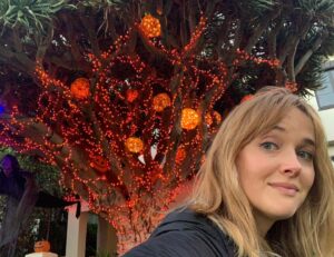 Jess Weixler Instagram - Dear Xmas tree, game on 🎃
