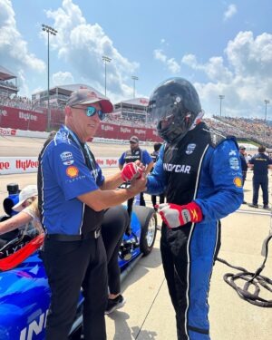 Jesse Bray Instagram - Race Day 1 in the books. Thank you @indycar @indycaratiowa @peacock for this surreal experience! A ride I’ll never forget 🏁

@Peacock  @Peacock TV 
@LoveIslandUSA 
#LoveIslandUSA
 
@INDYCAR 
#INDYCAR