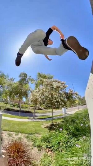 Jesse La Flair Instagram - Step up 180 pre - Fakie 360 miss leg pistol full 🫡 #parkour #freerunning #tmpst