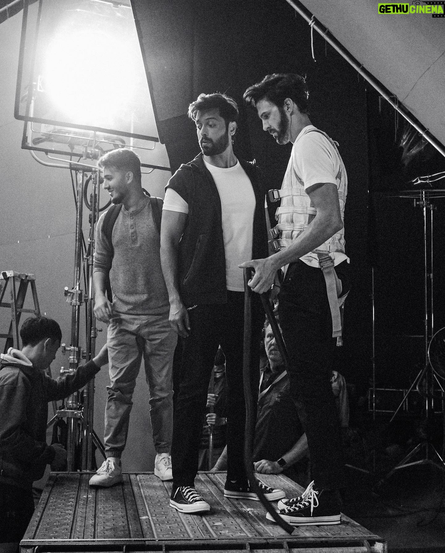 Jesse La Flair - 757 Likes - Behind the scenes on a Mountain Dew commercial I filmed in Bangkok. Directed by the badass @timothykendall coordinated by @007director and Rigged by Rene Russo
#fahadmustafa #ahadrazamir #shahveerjafry #behindthescenes #makingmovies #stuntman #parkour #jesselaflair
