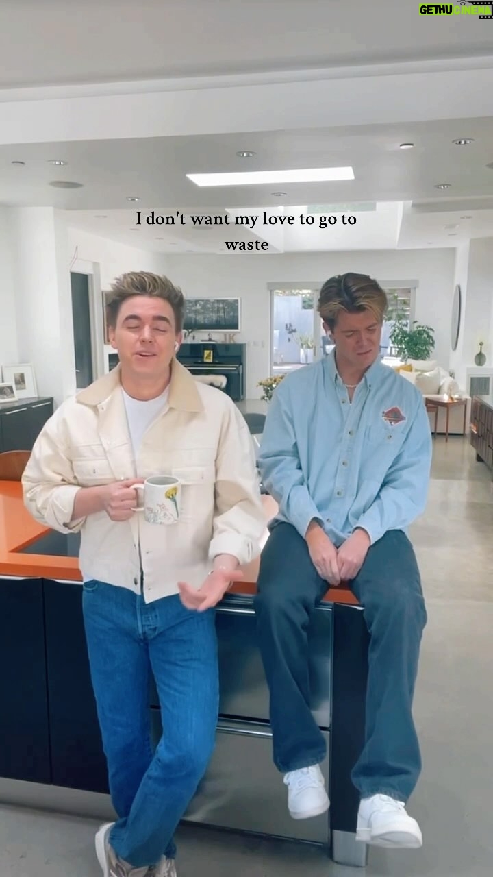 Jesse McCartney - 89K Likes - Singing beautiful soul with my bro @jessemccartney hit different 🥹
Music by @imjulesbrave 🤍
#Sing #Singing #beautifulsoul