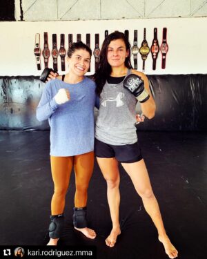 Jessica Aguilar Instagram - ✨Haciendo lo que nos encanta @kari.rodriguez.mma Gracias 🙏🏽 
•
•
•
•
•
•
#Campeonas #Mexicanas #WMMA #TodoSePuede #LaVidaEsUnaLucha #DoWhatYouLove #LoveWhatYouDo💪🏽
•
#Repost @kari.rodriguez.mma with @make_repost
・・・
Gracias por el entrenamiento de hoy @jagatt 💪🏼👊🏼 terminamos muertas pero contentas 😅🙏🏻

#mma #training #wmma #fighters #mexicanas
