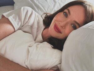 Jessica Cook Instagram - ...it’s like being wrapped in a giant marshmallow, but without the stickiness.🥹 @cozyearth

Drop ‘jessica40’ at checkout and watch the magic happen.