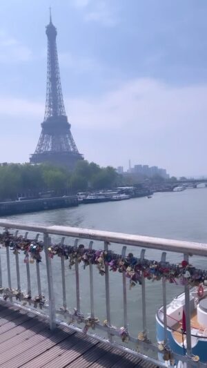Jessica Frances Dukes Instagram - And Then There Was #PARIS!!!!
🌍🌍🌍🙌🏾🙌🏾🙌🏾
#ActressLife #WithLove #cityoflove 
#International #ArtistDiaries #France 
#AbsorbingLife #Travel #Eurostar #Europe 🌍✈️🚄🙌🏾