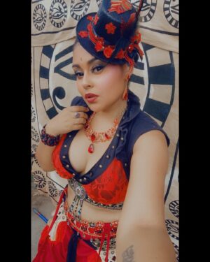 Jessica Franco Instagram - Ya girl getting back into things ❤️‍🔥🖤 This is me before my solo at @bakovillagefest with @alwadi_music_ in the VIP Lounge 😎
Always good times there 🍻 
•
#bellydancer #alwadimusic #goddessjesska #dancerforlife #sworddancer #mylifestyle #performer #entertainer