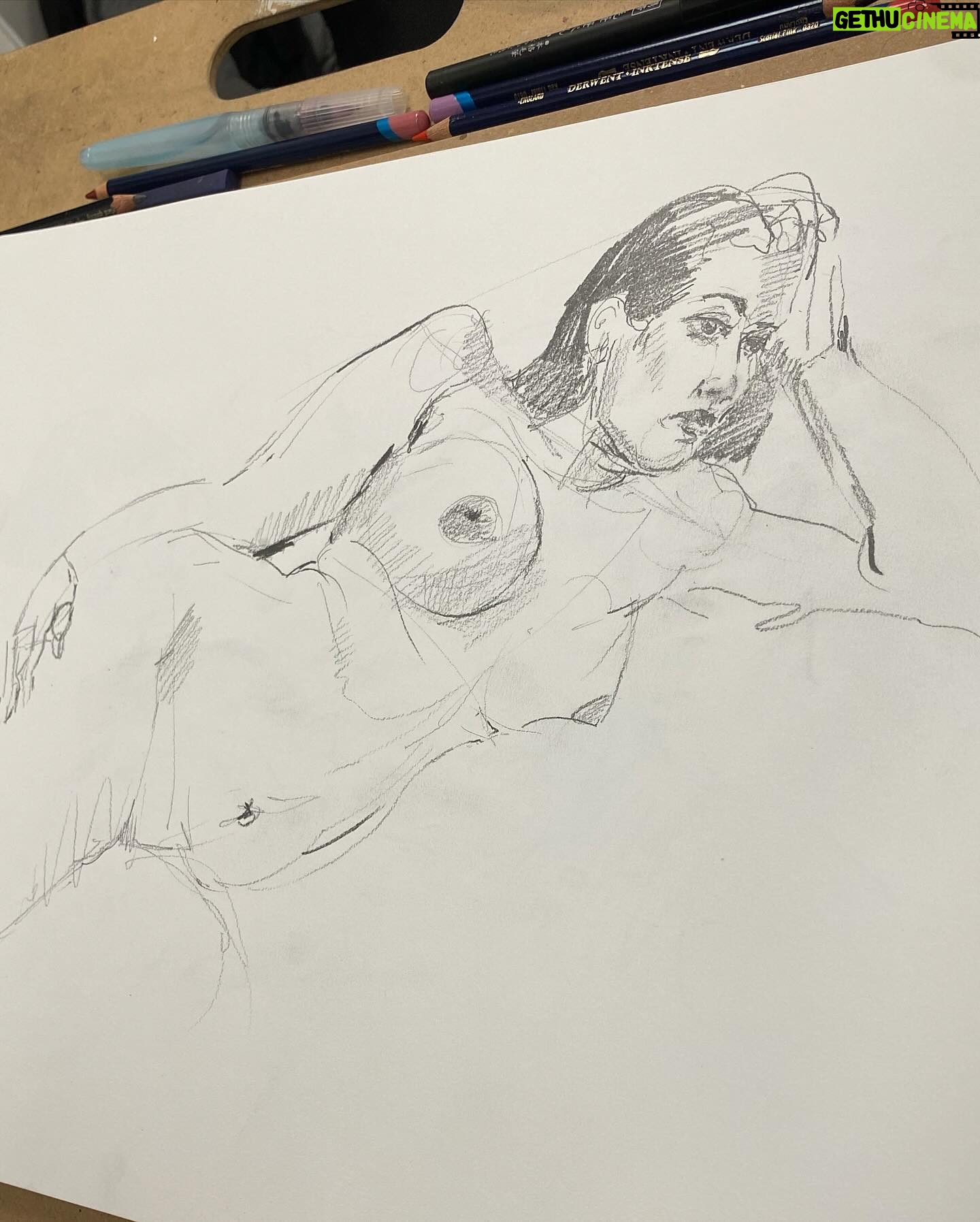 Jessica Franco - 662 Likes - Swipe through 🫶🏽 Today is figure drawing class. So I thought I’d my nice to share what I do during the week. Here is some figure drawings from my session at studio @caffeine_heroes by artist @art_of_carlos 😍 Sadly I can’t really share drawings that are taking at the College. So this is from my studio work. Hope you enjoy them.
And yes, in the second photo I am sleeping 🥰