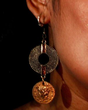 Jessica Franco Instagram - Gold coin earrings. Only a couple left. Grab them now 😍
•
Photog/MUA/Hair  @elithefungi @elithemakeupguy @elithecosmoguy 
Model/design @goddess_jesska @goddess_jesska2.0 
Assistant @chompystraws 
•