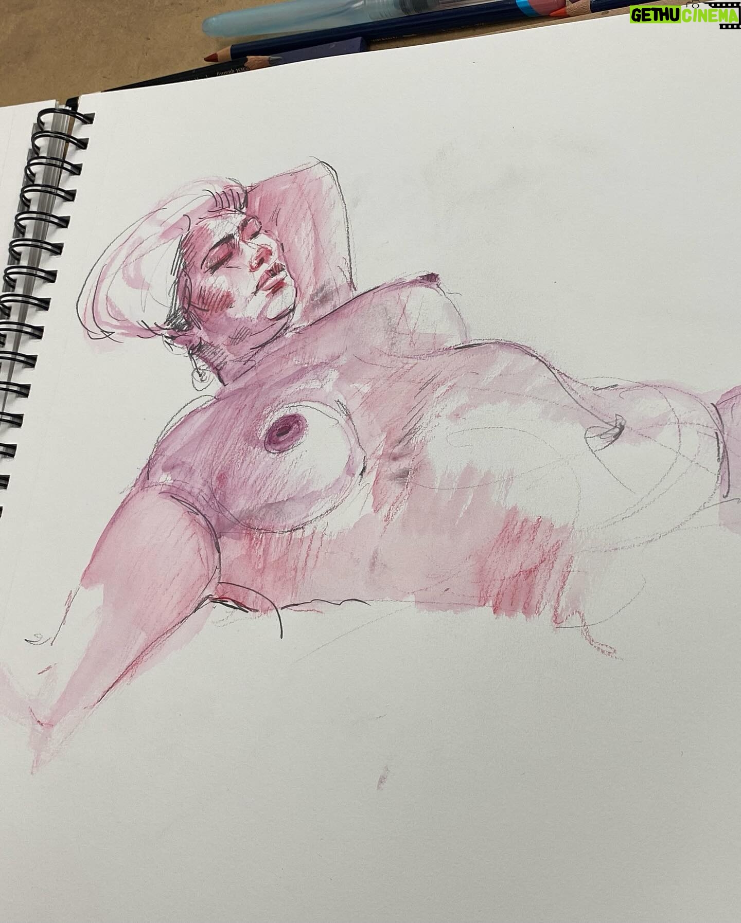 Jessica Franco - 662 Likes - Swipe through 🫶🏽 Today is figure drawing class. So I thought I’d my nice to share what I do during the week. Here is some figure drawings from my session at studio @caffeine_heroes by artist @art_of_carlos 😍 Sadly I can’t really share drawings that are taking at the College. So this is from my studio work. Hope you enjoy them.
And yes, in the second photo I am sleeping 🥰