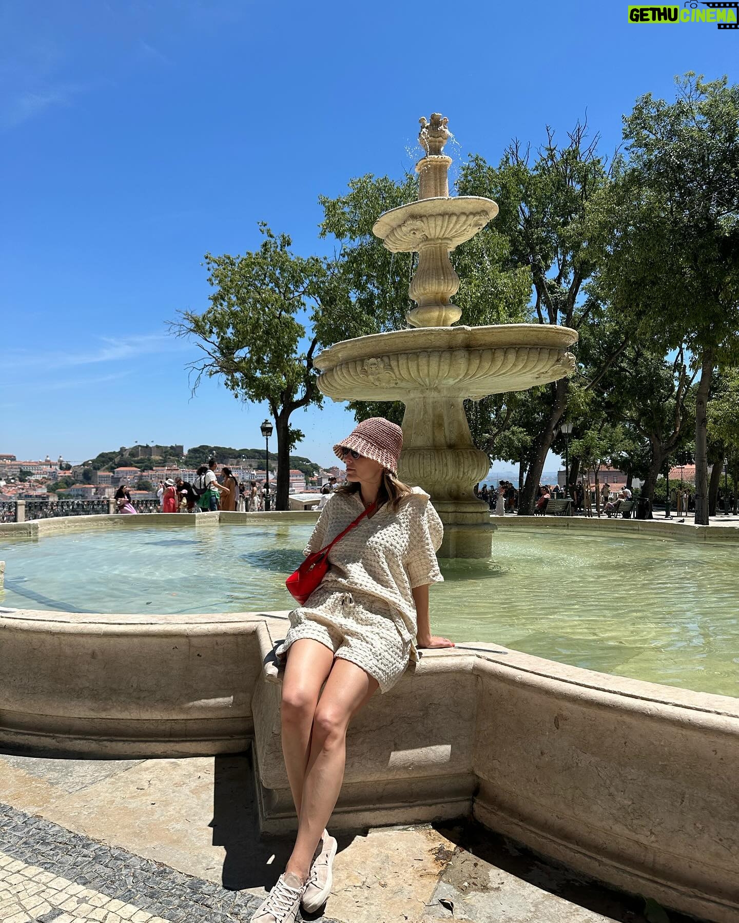 Jessica Knoll - 1.4K Likes - Going home with wonderful memories, two new bucket hats, and a doctorate. I would like to see the baby!