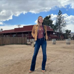 Jessica Morris Instagram - On and off camera in the desert🎬❤️🌵#yuccavalley #pioneertown