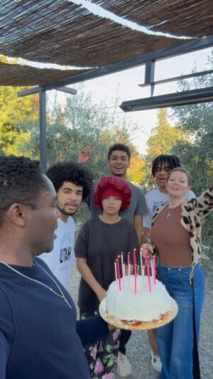Jessica Oyelowo Instagram - I have a family full of excellent singers but all of us love a bad rendition of Happy Birthday. It’s how we express our love for each other!! I love my family 😃🤩🥳😍😜