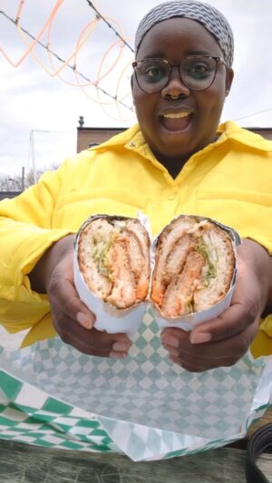 Jessica Prudencio Instagram - Moi 🤝🏾 Les sandwichs au poulet 

As-tu essayé le @americanomtl? Je dois y retourner pour voir s'ils servent encore leur matcha tiramisu 🫦 c'était trop bon!

📍 957 Avenue du Mont-Royal E

#toutedansmesfesses #mtlfood #foodiesmtl #mtlfoodie #adressegourmandemtl #514eats #montreal #mtlresto