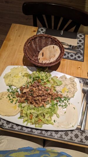 Jessica Prudencio Instagram - J'ai essayé un restaurant Palestinien à Barcelone 😍💖

La nourriture joue un rôle essentiel dans la préservation d’une culture. Yes, even food is political. Pendant que tu lis cette légende et pendant que je dégustais ce délicieux repas en voyage, près de 2 millions de Palestiniens sont intentionnellement affamés par isra-hell. Plusieurs passent des jours sans manger. La plupart consomment de l'eau contaminée depuis des semaines. Pas d'eau, pas de nourriture, pas d'essence, pas d'électricité. Pas de connexion internet. Des camions d'aide humanitaire bloqués et bombardés. 

Ceci est un rappel de boycotter isra-hell, d'encourager les entreprises et restaurants Palestiniens, de continuer à t'éduquer sur la culture palestinienne et surtout d'exiger un cesser-le-feu et la fin du siège en Palestine. Free Palestine 🇵🇸

Call your MP, go protest in the streets, send an email to Trudeau et Mélanie Joly. Never stop talking about Palestine. Do anything you can. 

📍 @restauranteaskadinya 

#jessicaprdnctravels #barcelona #bcn #palestinianfood #bcneats #foodiesbarcelona #palestine