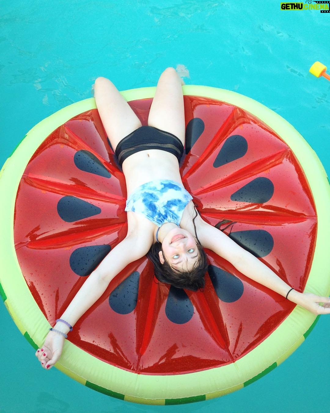 Jessie Franks - 393 Likes - Pool days, missing summer š