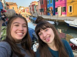 Jessie Franks Instagram - What’s your favorite color? ⬇️⬇️⬇️
•
•
•
•
•
#travel #friends #teenactors #actor #singer #colors #teensinger #famous #bff #veniceitaly