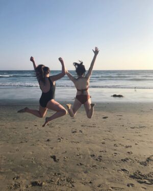 Jessie Franks Instagram - Jumping cause BEACH DAYS! ☀️🌊