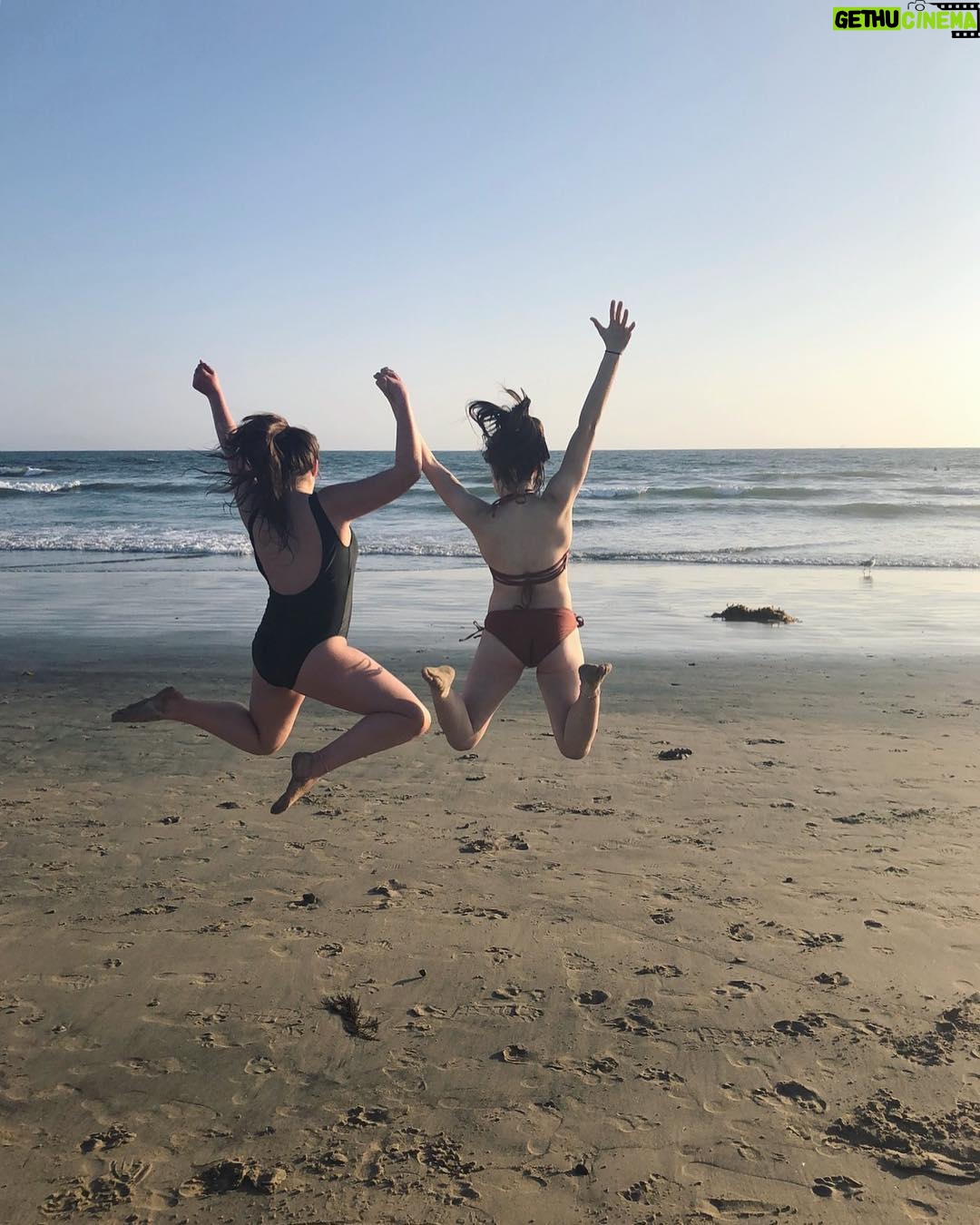Jessie Franks - 1.7K Likes - Jumping cause BEACH DAYS! āļøš