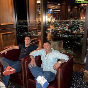 Jessie Vargas Instagram - Always appreciate great people! We go back since 2008 
Siempre debemos de apreciar a nuestras buenas amistades. Tengo el placer de conocer a este amigo desde el 2008 @alacranbercheltoficial 

#Boxing #Boxeo #FightNight #Cool #Repost #Motivation #WorldChampions #Instagram #Instamood #UFC #Fitness #Fashion #Fun #Friends #Summer #Selfie #Follow #LasVegas #Vegas