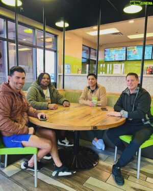 Jessie Vargas Instagram - Talking on how Football, UFC, & Boxing all correlate with the mindset of a champion 💯 @zakzito @dominickcruz @tim_settle_jr 

Hablando con los amigos del tema de ser exitoso en cualquier deporte y llegamos a la conclusión que Se trata de mantener la mentalidad de campeón 

#Boxing
#UFC
#Fooball
#LasVegas 
#Vegas
#boxeorecreativo